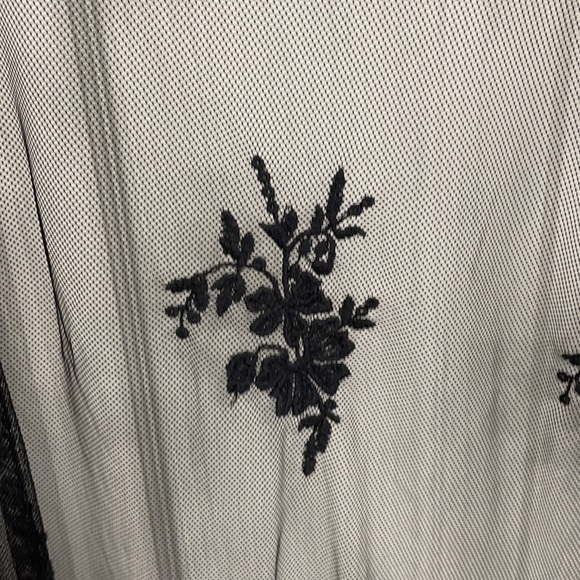 Black net floral top. - Picture 4 of 5